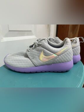 Nike Light Grey Quilted Sneakers with Iridescent Swoosh/Lavender Sole size 6.5Y